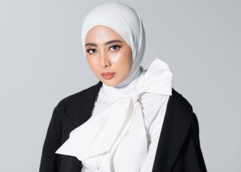 Dewi Hani Jayanti saat sesi pemotretan promosi single “Karena Kucinta Dia”.