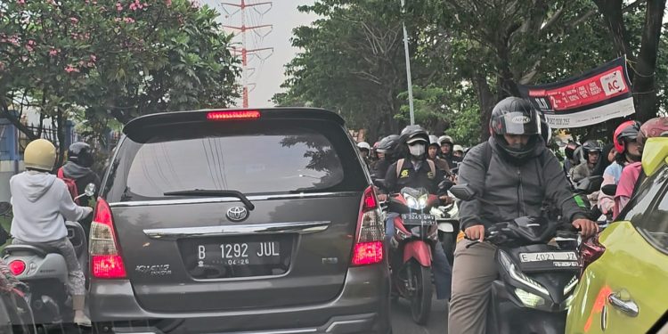 Hindari Jalan Cadas–Kukun, Lalu Lintas Padat Akibat Penumpukan Kendaraan Sore Hari