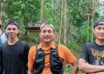 Jalur Pendakian Gunung Aseupan Pandeglang Licin, Pendaki Malah Main Perosotan