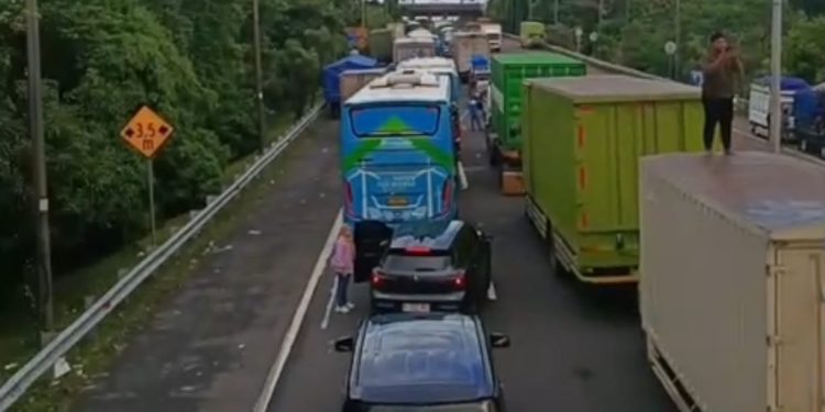 Lonjakan Truk Logistik dan Cuaca Buruk, Antrean Kendaraan di Pelabuhan Merak Sampai 7 Kilometer