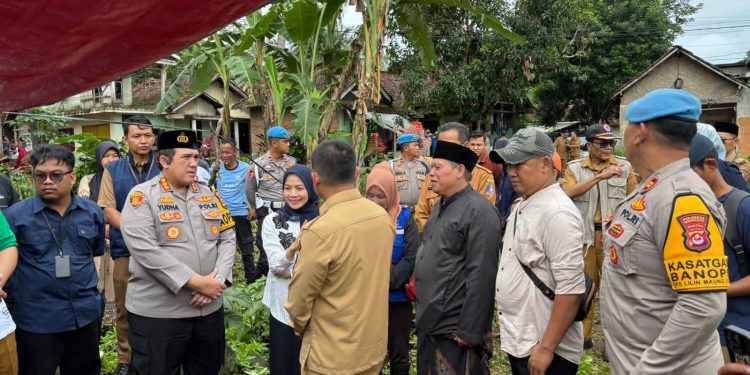 Kapolresta Serang Kota Hadiri Pemakaman Warga Terdampak Banjir di Padarincang
