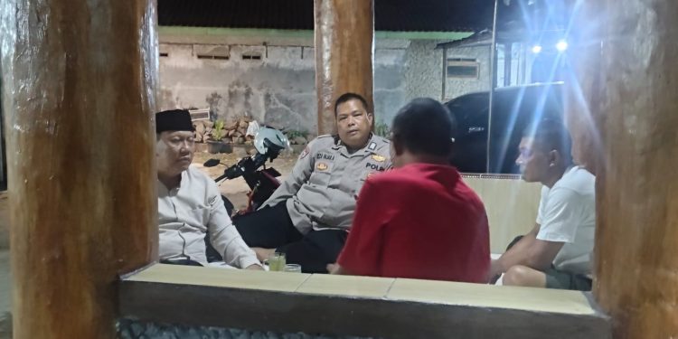 Bhabinkamtibmas Desa Bojong Tangerang Ikut Ronda Malam di Pos Kamling hingga Dini Hari