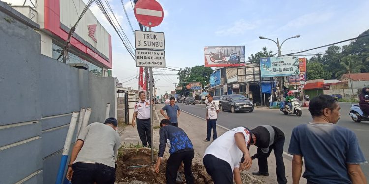 Dishub Pandeglang Pasang Rambu Larangan Truk Sumbu Tiga