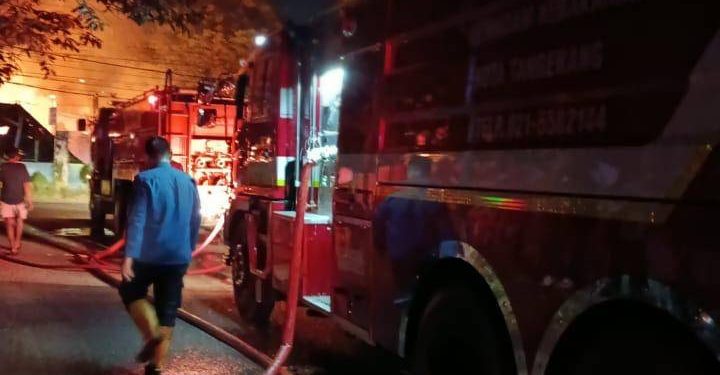 Rumah Makan di Galeong Kota Tangerang Terbakar, Api Dipadamkan Hingga Dini Hari