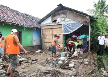 Kunjungi Rumah Roboh di Talok Kresek, Bupati Maesyal Berikan Bantuan Pembangunan Ulang