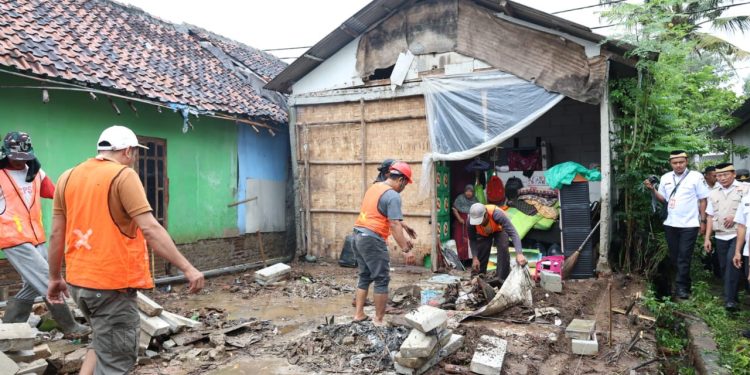 Kunjungi Rumah Roboh di Talok Kresek, Bupati Maesyal Berikan Bantuan Pembangunan Ulang