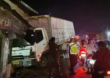 Diduga Rem Blong, Truk Pasir Seruduk Warung di Tanjakan Bang Arum, Penjual Selamat