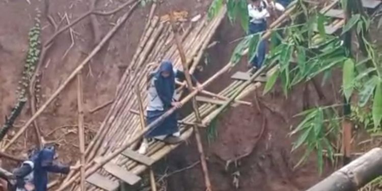 Siswa MTs Al-Khaeriyah di Padarincang Menempuh Bahaya, Meniti Jembatan Ambruk akibat Banjir