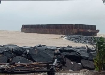 Kapal Tongkang Terdampar