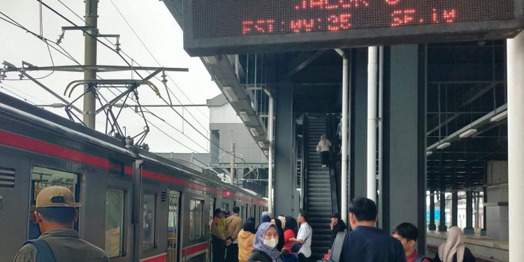 Sejumlah Penumpang Terpaksa Putar Balik, Imbas Jalur KRL Rangkasbitung–Tanah Abang Longsor
