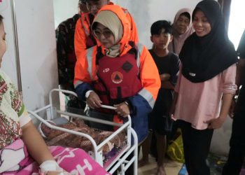 Bupati Pandeglang Jenguk Sarminah yang Melakukan Persalinan Saat Banjir