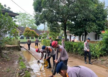 Lumpur Dibersihkan, Kesehatan Korban Banjir Diperiksa