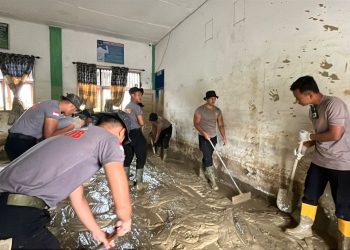 Personel Brimob Polda Banten Bersihkan Sekolah Terdampak Bencana di Aceh Utara