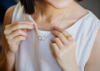 Coba Yuk, Begini Cara Mencuci Emas Imitasi agar Kembali Kuning