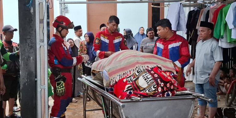 Jenazah Berbobot 200 Kg Dimakamkan dengan Bantuan Damkar Tangsel