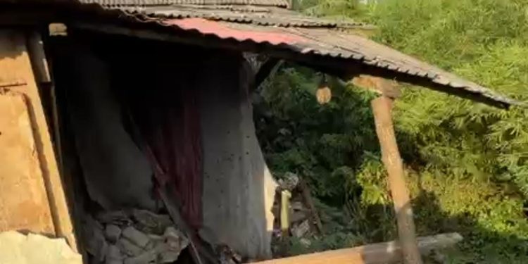 25 Rumah di Bantaran Sungai Cisangu Cikeusal Terdampak Longsor