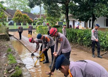 Bersihkan Lumpur Pascabanjir di Desa Sukamaju, Polda Banten Kerahkan Personel Ditsamapta