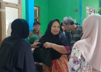 Jalankan Program Pagar Sosial, TNUK Bagikan 176 Paket Bantuan untuk Korban Banjir