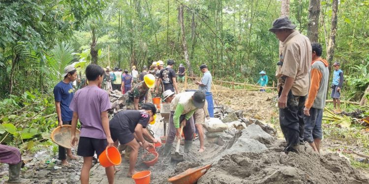 Berkali-kali Ambruk, TNI dan Warga Gotong Royong Bangun Jembatan Blengbeng