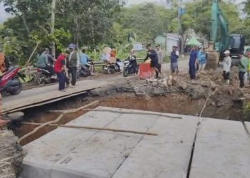 Longsor Susulan, Jalan Nasional Pandeglang–Labuan Ditutup Saat Pemasangan Box Culvert