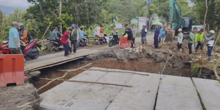 Longsor Susulan, Jalan Nasional Pandeglang–Labuan Ditutup Saat Pemasangan Box Culvert