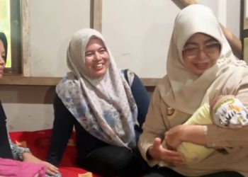 Ibu Melahirkan di Mobil Kades Wirasinga
