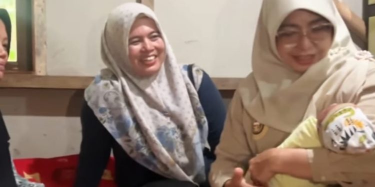 Ibu Melahirkan di Mobil Kades Wirasinga