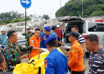 Kapal Nelayan KM Marina 7 Terbakar di Perairan Pulau Ular Cilegon, 15 ABK Dievakuasi, Satu Meninggal