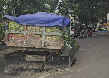 Truk Muatan Tanah Mogok di Jalan KS Tubun Karawaci, Lalu Lintas Macet Parah