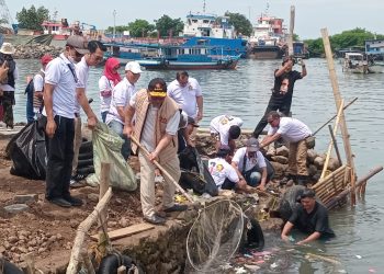 DPC Gerindra Cilegon Gelar Aksi Indonesia Asri, Bersihkan Pantai Mabak dan Medaksa Seberang