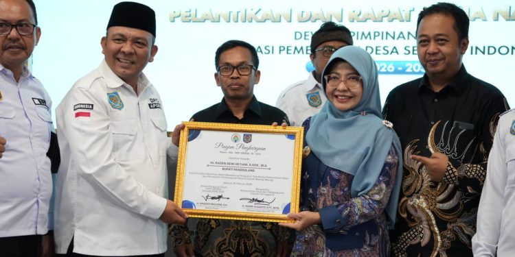 Dukung Pembangunan Desa, Bupati Pandeglang Terima Penghargaan dari Kemendes PDT