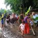 Tanam Padi dan Pisang di Jalan Rusak, Warga Lebak Tagih Janji Andra Soni
