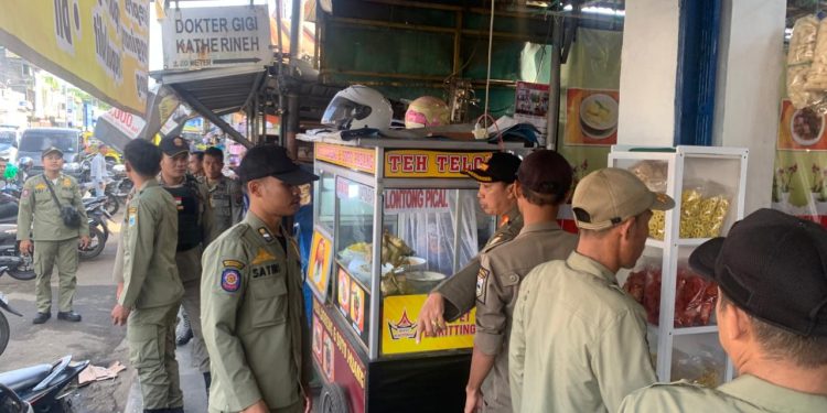 Satpol PP Tertibkan Pedagang di Trotoar Pasar Badak Pandeglang