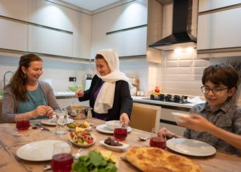 Tips Sahur Agar Tidak Haus Saat Puasa, Kunci Ada di Pola Minum dan Pilihan Makanan