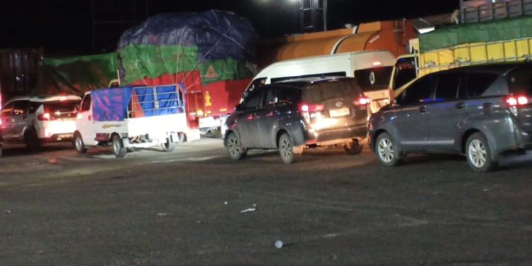 Jelang Pembatasan Angkutan Logistik, Antrean Truk Mengular 5 Km di Pelabuhan Merak