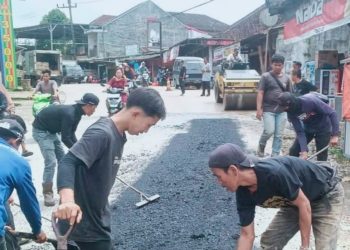 Sambut Arus Mudik Lebaran, UPTD PJJ Pandeglang Gercep Tambal Jalan Berlubang