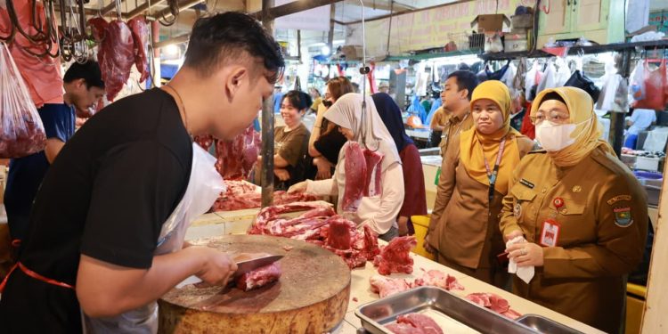 Wakil Bupati Intan Monitoring Stok dan Harga Pangan di Pasar Kelapa Dua, Kaget Dengar Harga Naik
