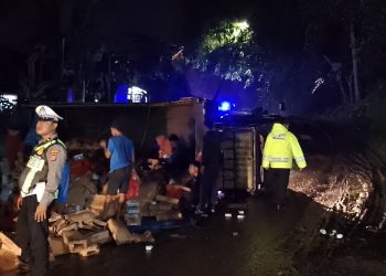 Tak Kuat Menanjak, Truk Muatan Ribuan Susu MBG Terguling di Pandeglang