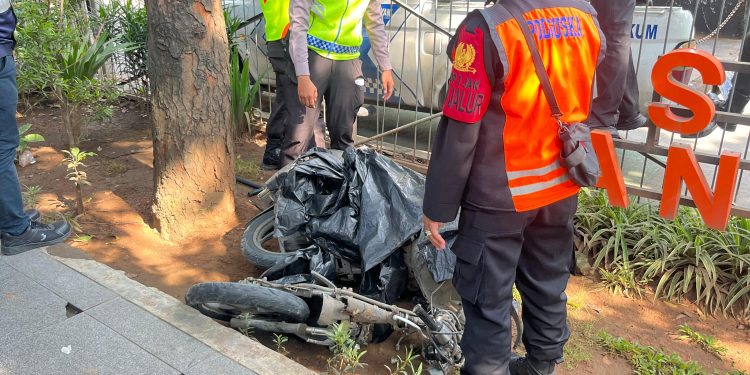 Nekat Terobos Palang Pintu, Pengendara Motor Tewas Tertabrak Kereta di Tanah Tinggi