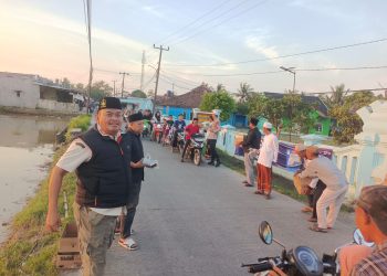 Muspika Kecamatan Binuang Bagikan Takjil Gratis ke Masyarakat