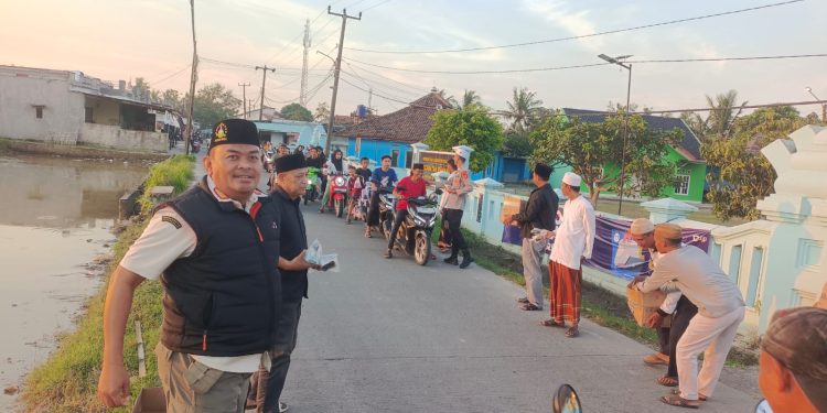 Muspika Kecamatan Binuang Bagikan Takjil Gratis ke Masyarakat