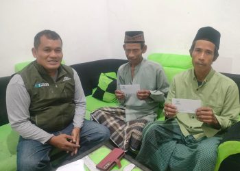 Relawan Salurkan Insentif Guru Ngaji dari Baznas Banten