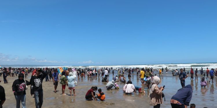 Pantai Sawarna dan Bagedur Masih Ramai Dipadati 10 Ribu Wisatawan