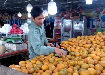 Omzet Pedagang Buah di Pasar Pandeglang Anjlok 30 Persen saat Ramadan 2026