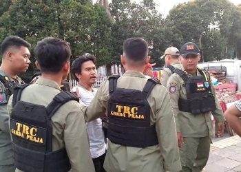 Satpol PP Tertibkan PKL di Alun-alun Pandeglang, Sempat Terjadi Insiden dengan Pedagang