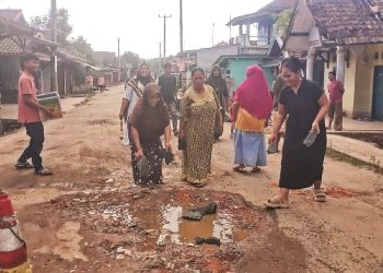 Protes Jalan Rusak, Emak-emak di Lebak Gelar Aksi Perbaiki Jalan Kabupaten