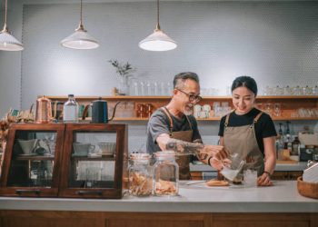 Saat ini, orang-orang sedang gencar berburu makanan ringan untuk dinikmati di momen-momen berharga. Ini bisa menjadi peluang bisnis yang menguntungkan bagi Anda. Dimana, ide jualan makanan ringan bisa menambah pemasukan Anda.