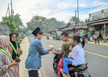 Wujud Kepedulian, IPNU–IPPNU Cisata Berbagi Takjil untuk Pengendara