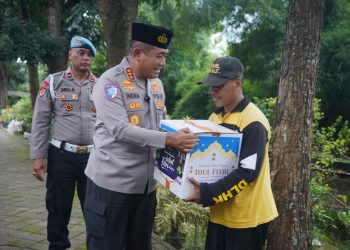 Polresta Tangerang dan Wartawan Bagikan Takjil hingga Sembako untuk Petugas Kebersihan