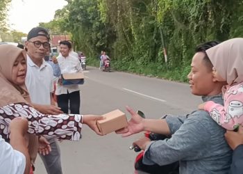 Peradi DPC Serang Bagikan Ratusan Takjil kepada Pengendara di Kasemen